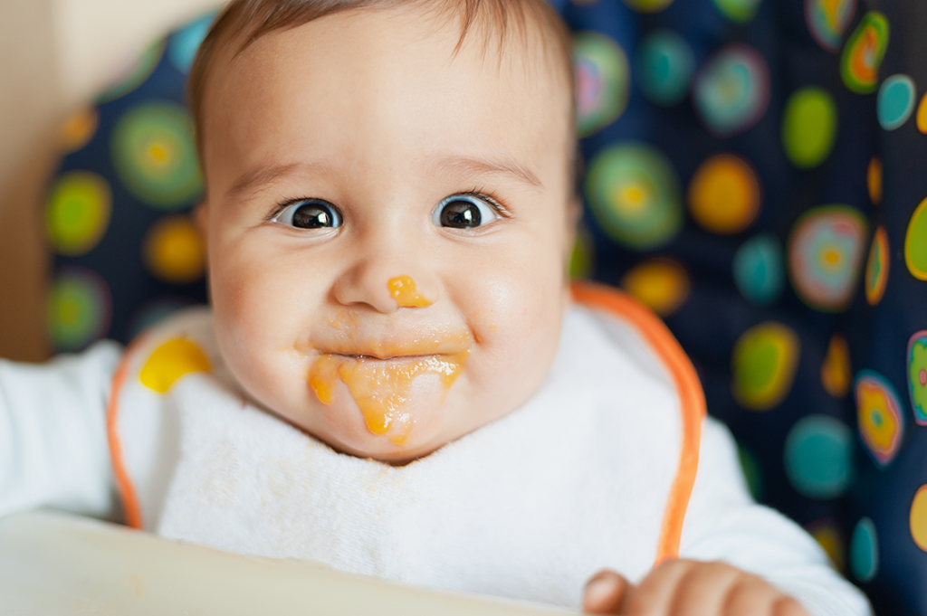 Consejos para el Inicio de Alimentación Complementaria en Bebés - Bebe comiendo