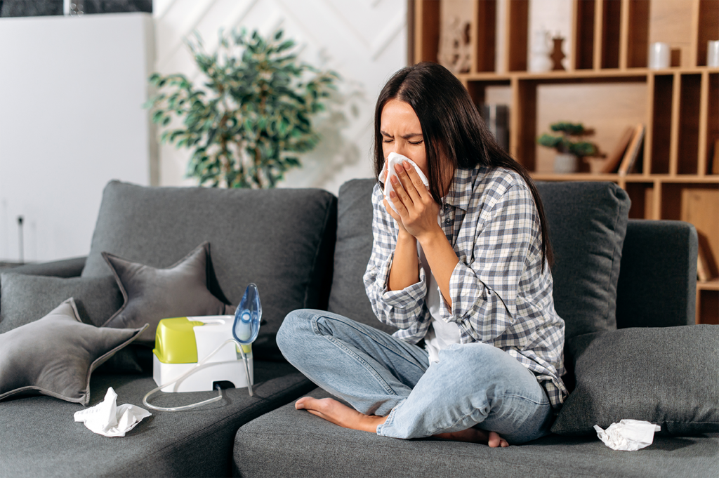 Síntomas de la Rinitis Alérgica-mujer estornudando